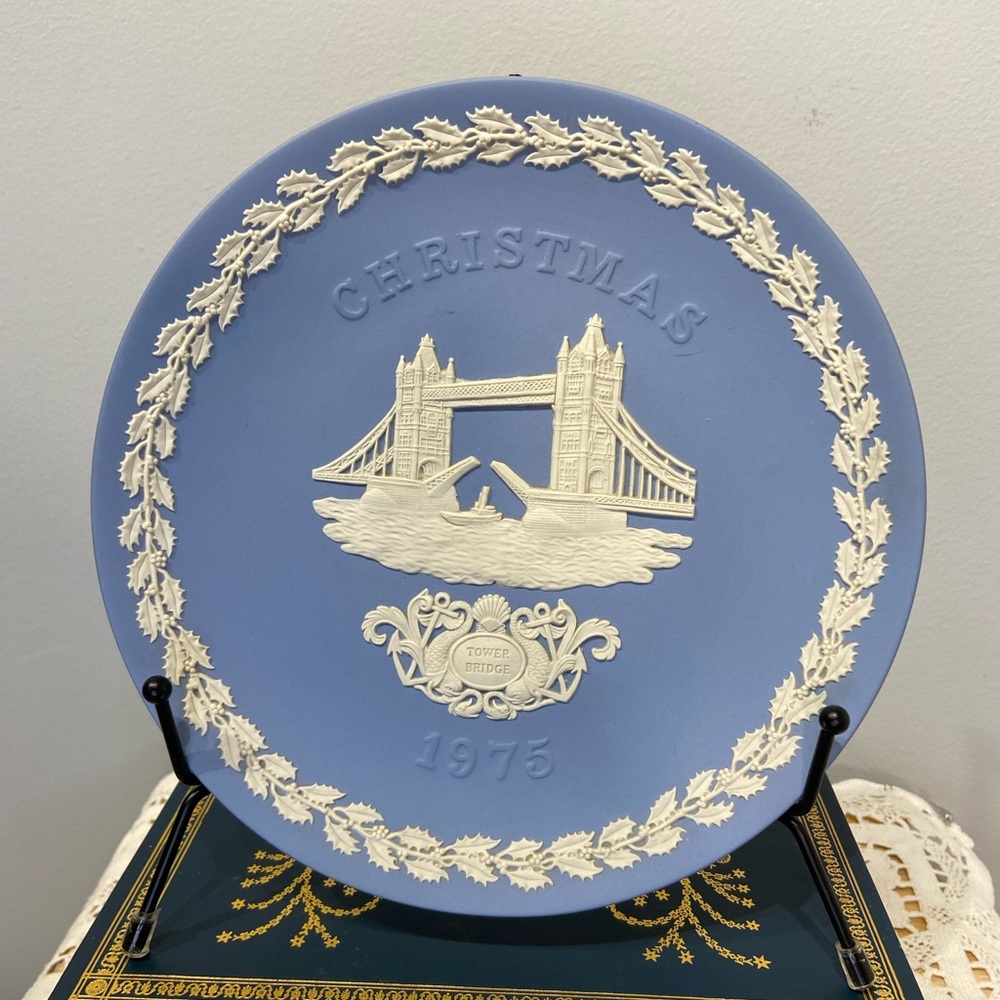 1975 Wedgwood Jasperware Christmas Plate featuring Tower Bridge